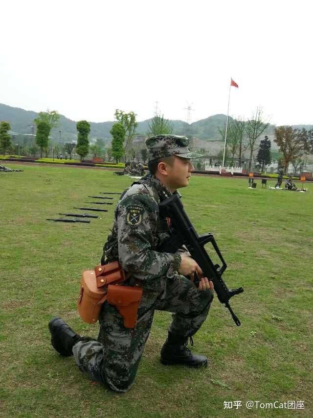 只要不是卧姿射击,小握把的重要性一看持枪姿势就能明白——还不需要