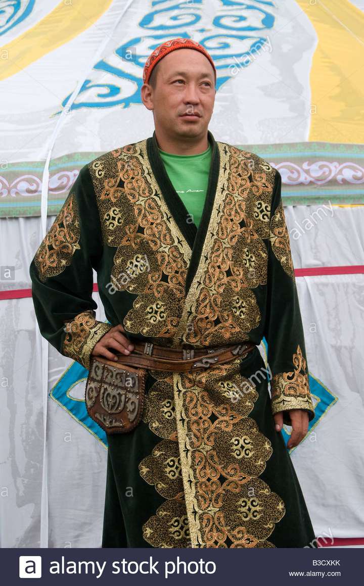 哈萨克族特色的服饰风格是羊角纹图案,例如
