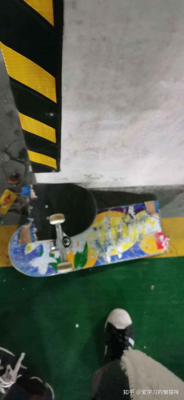 如何评价在公共地下车库玩滑板的行为?