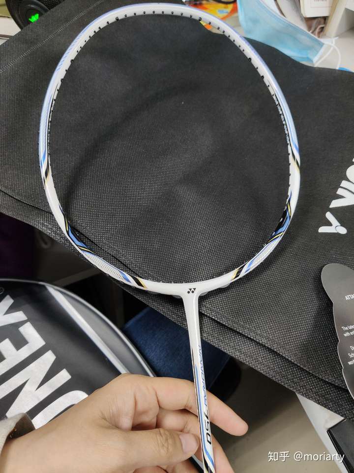 yonex nr 750,珍珠白的底子,蓝色黑色条纹.