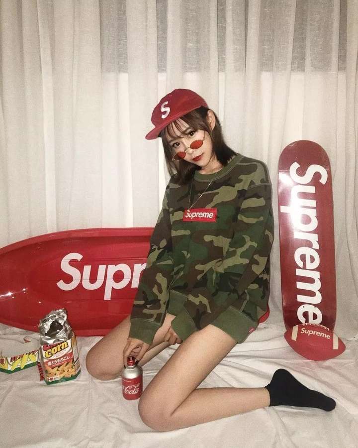 supreme资深玩家,人美身材好,女版热狗有点酷