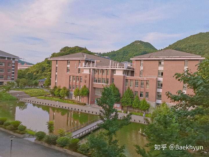 贵州财经大学的宿舍条件如何?校区内有哪些生活设施?