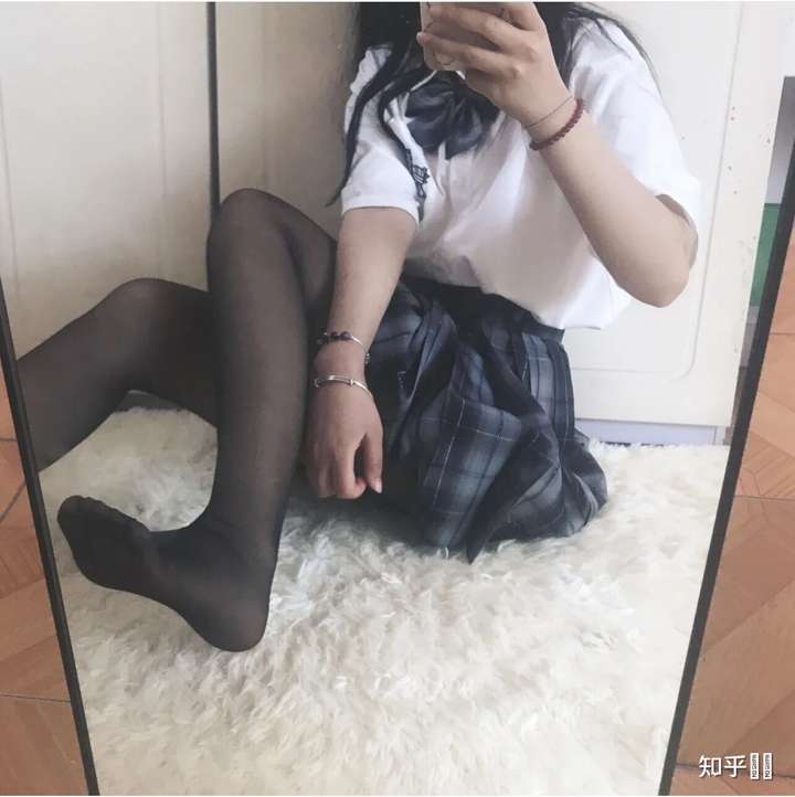 女生在校园穿着jk短裙时,会搭配黑色丝袜嘛?