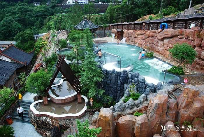 温州大峡谷温泉度假村位于温州市泰顺县雅阳镇氡泉景区内,坐落在华东