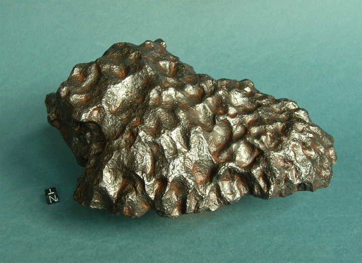 石铁陨石,可以理解成一半是铁,另一半是橄榄石等硅酸盐矿物.