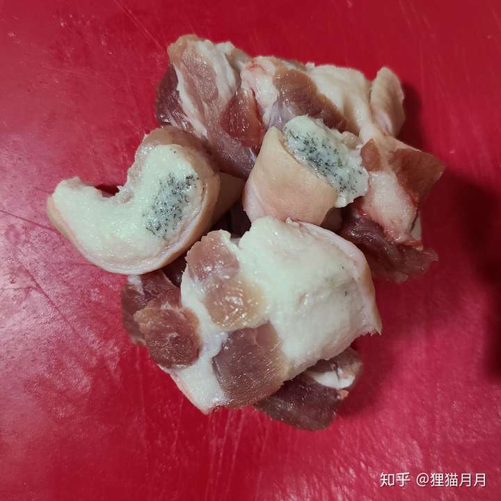 猪肉皮下脂肪(肥肉部分)有黑色东西是什么.