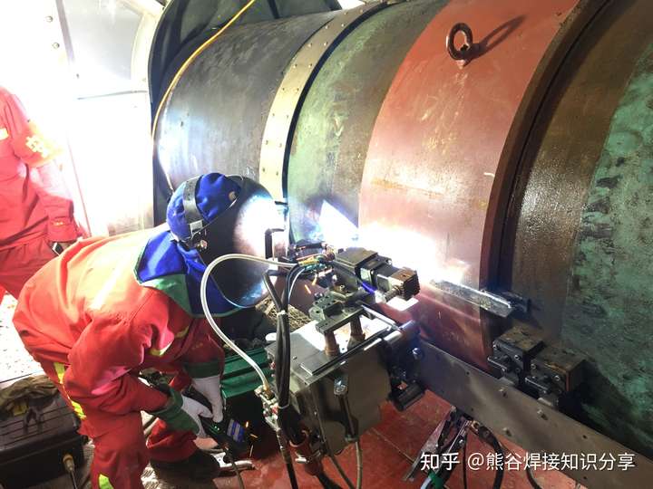 套筒全自动焊接在山地管道在线焊接  使用设备:熊谷a-302管道自动焊机