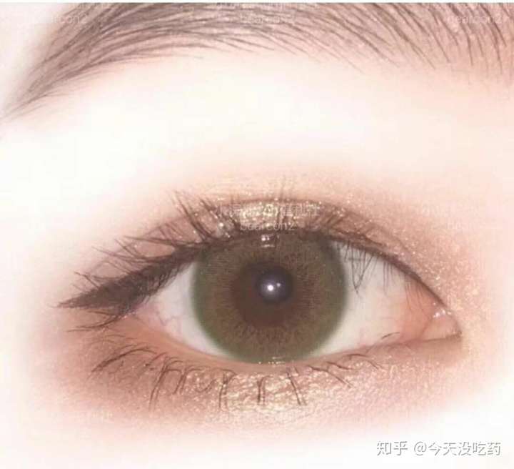 color的美瞳,据说是根据人的瞳孔设计的彩片,所以上眼会非常以及肥肠