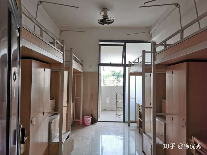 九江学院的宿舍如何啊 有独卫 阳台空调什么的吗那种上床下桌的 求