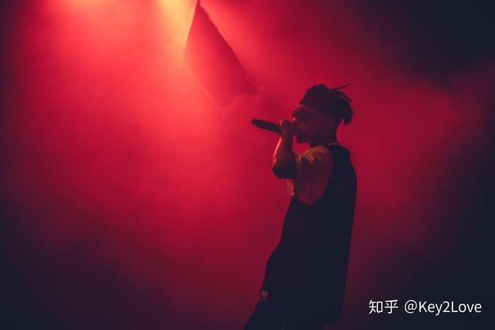 旋律很有一套,《莫名我就喜欢你》《很高兴认识你》这些代表作真的很