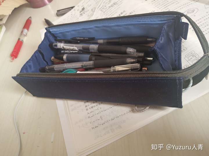 如果你的同学喜欢文具,可以考虑买羽生同款文具,例如:国誉2合1笔袋
