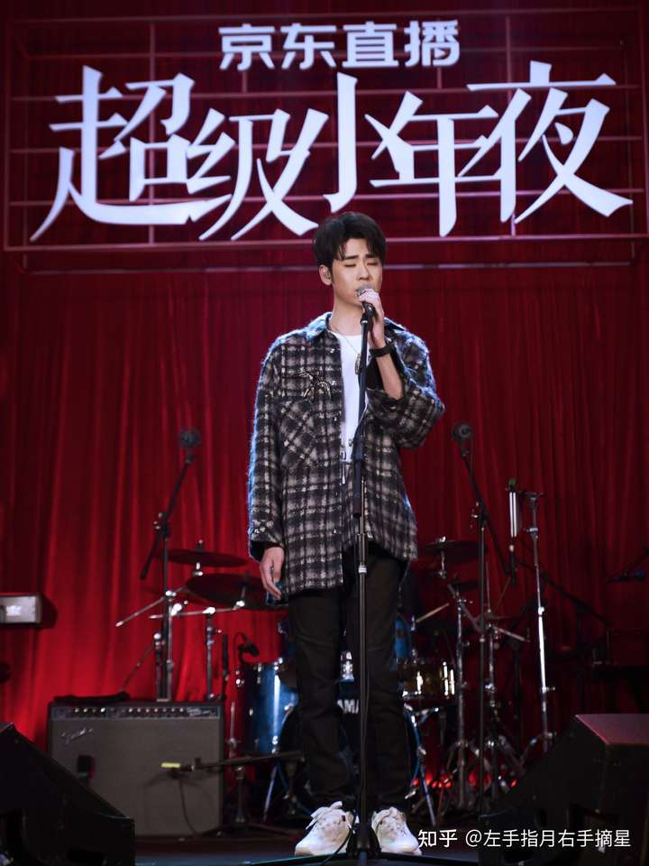 2021开年认为张云雷粉底太黑头发太高的同学举个手,说说你的妆发意见?
