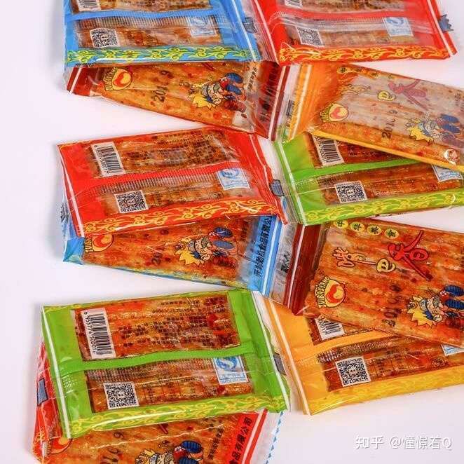 嘴巴香辣条,一毛钱一袋,稍微辣辣的,却又带着一丝丝的甜,里面还会带着