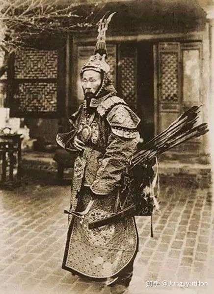 为什么古代的武将画像肚子挺大,挺着将军肚能上战场吗