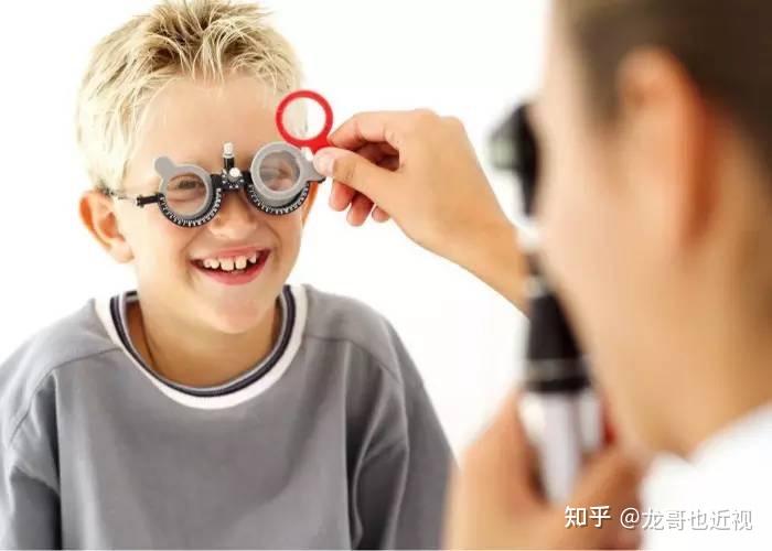 小孩8岁,近视100多度,要不要戴眼镜?
