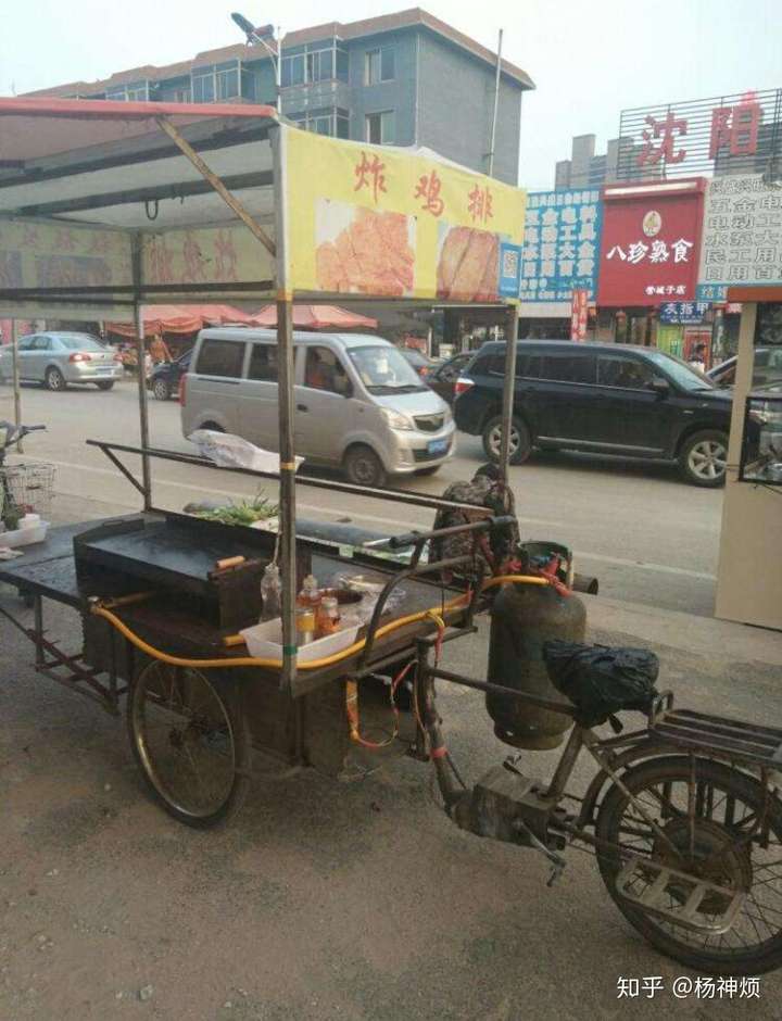 为什么东北的三轮车是倒着骑的?