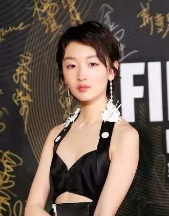 戴了耳环的冬爷,虽然平胸,但是却很有女人味