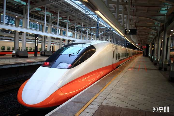 台湾高铁使用的700t型列车,设计最高时速350km/h.