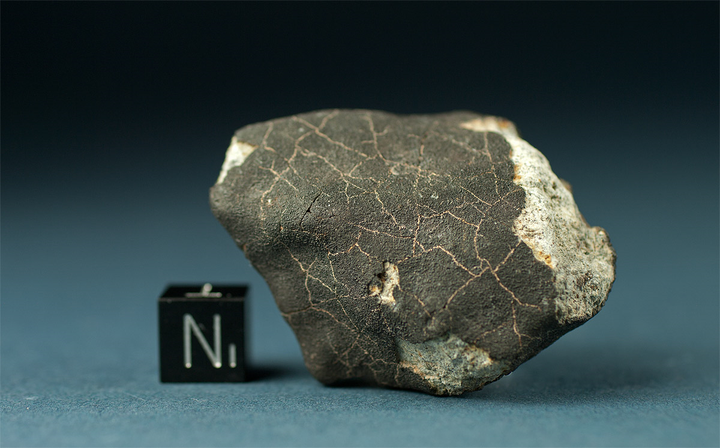 要化学腐蚀才能出现,是陨石中铁纹石和镍纹石的结晶构造.