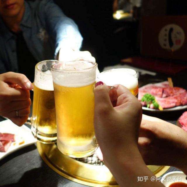 喝白酒跟喝啤酒到底哪个好?