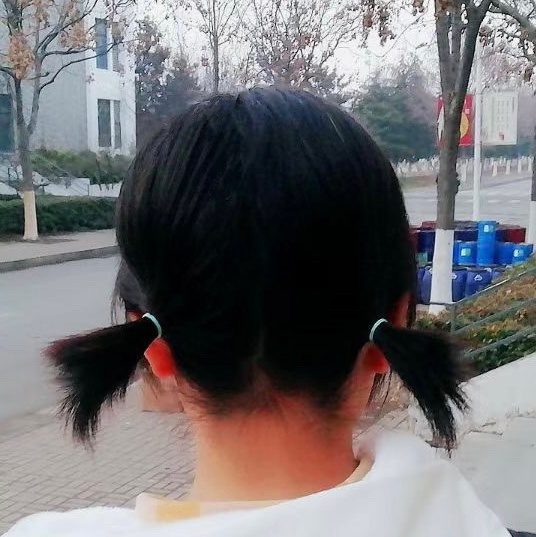 更新啦更新啦! 头发变长一点点咯!扎了小啾啾