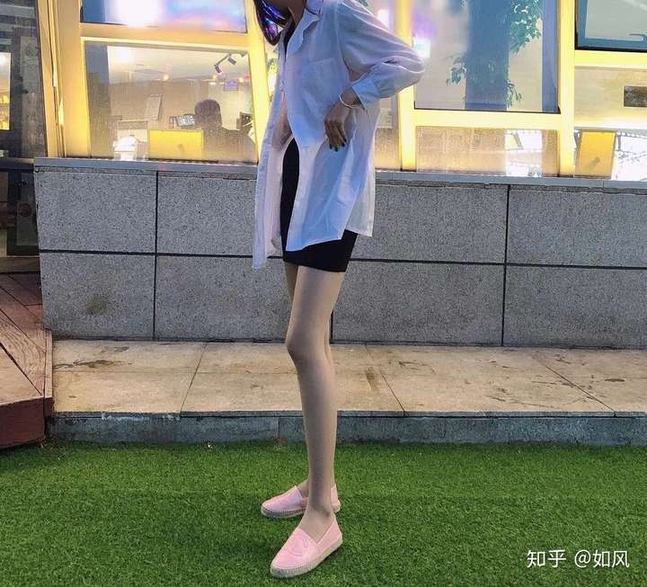 丝袜配帆布鞋好看吗?