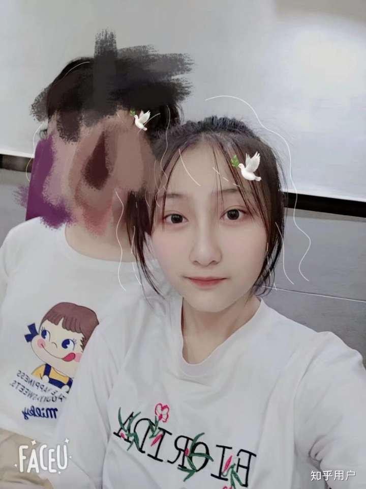 这个小姐姐是班上甚至年级公认最好看的女孩子!