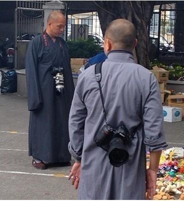 网上流传的法号佳能和法号尼康的摄影僧是