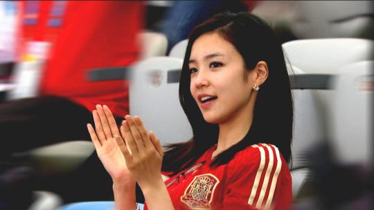 为什么每届世界杯,央视都要请个不懂足球的女