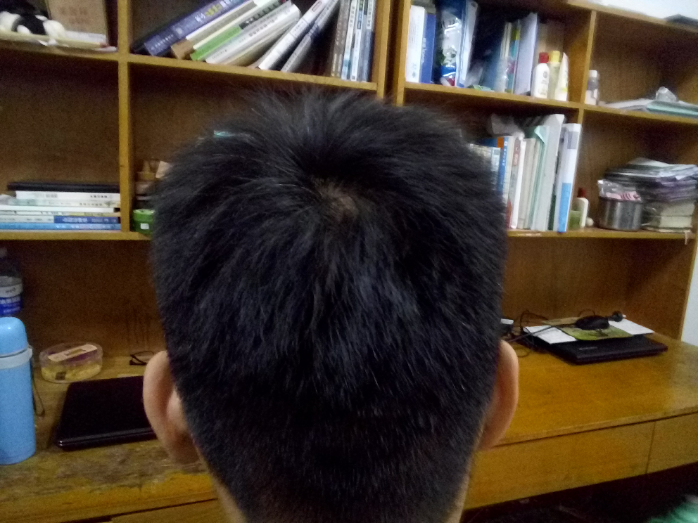 本人发质硬,一长就炸开,尤其是两边,想烫发,衣服女性把头有气穿什么样的短发适合质图片