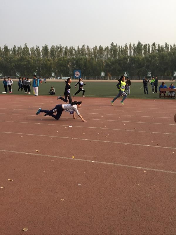跑步比赛时运动员不小心摔倒了