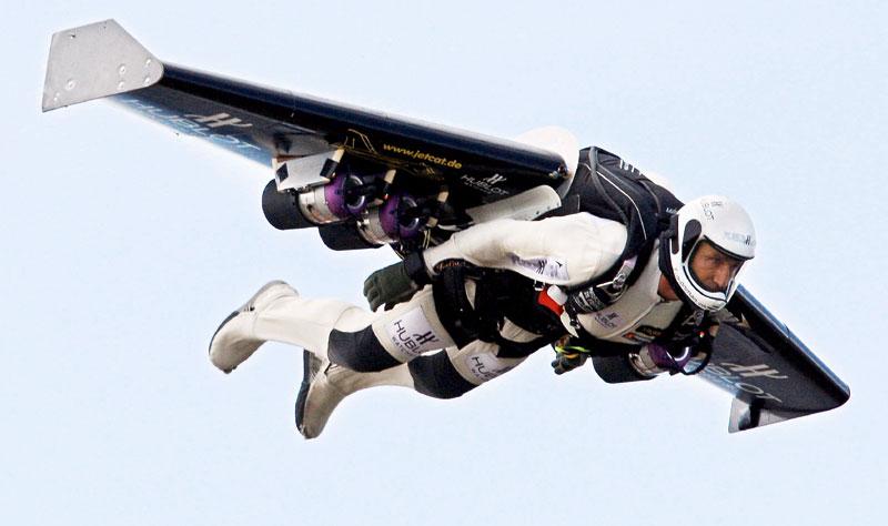 有一种这样的:有个叫yves rossy的,使用这种喷气动力的wingsuit,飞行