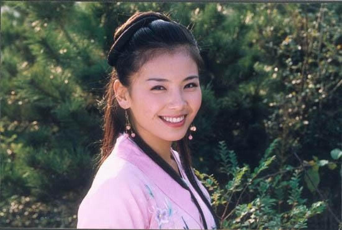 女生巧笑倩兮,美目盼兮是什么样子? - 西门绿