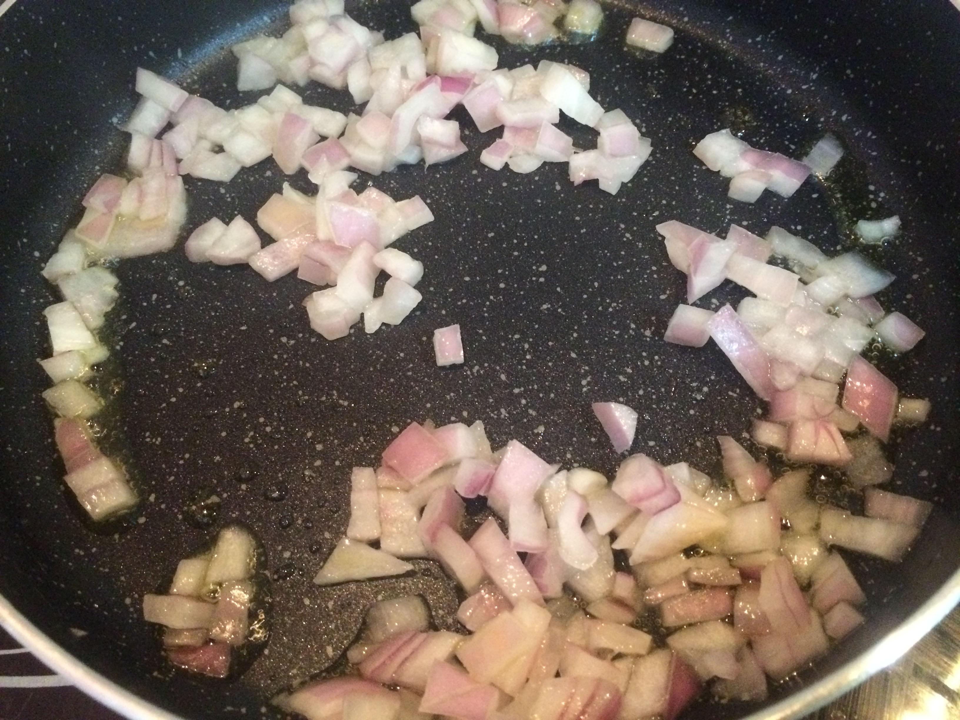step1 锅内放入橄榄油煸炒洋葱至软后,加入蒜末,蘑菇丁和番茄丁.