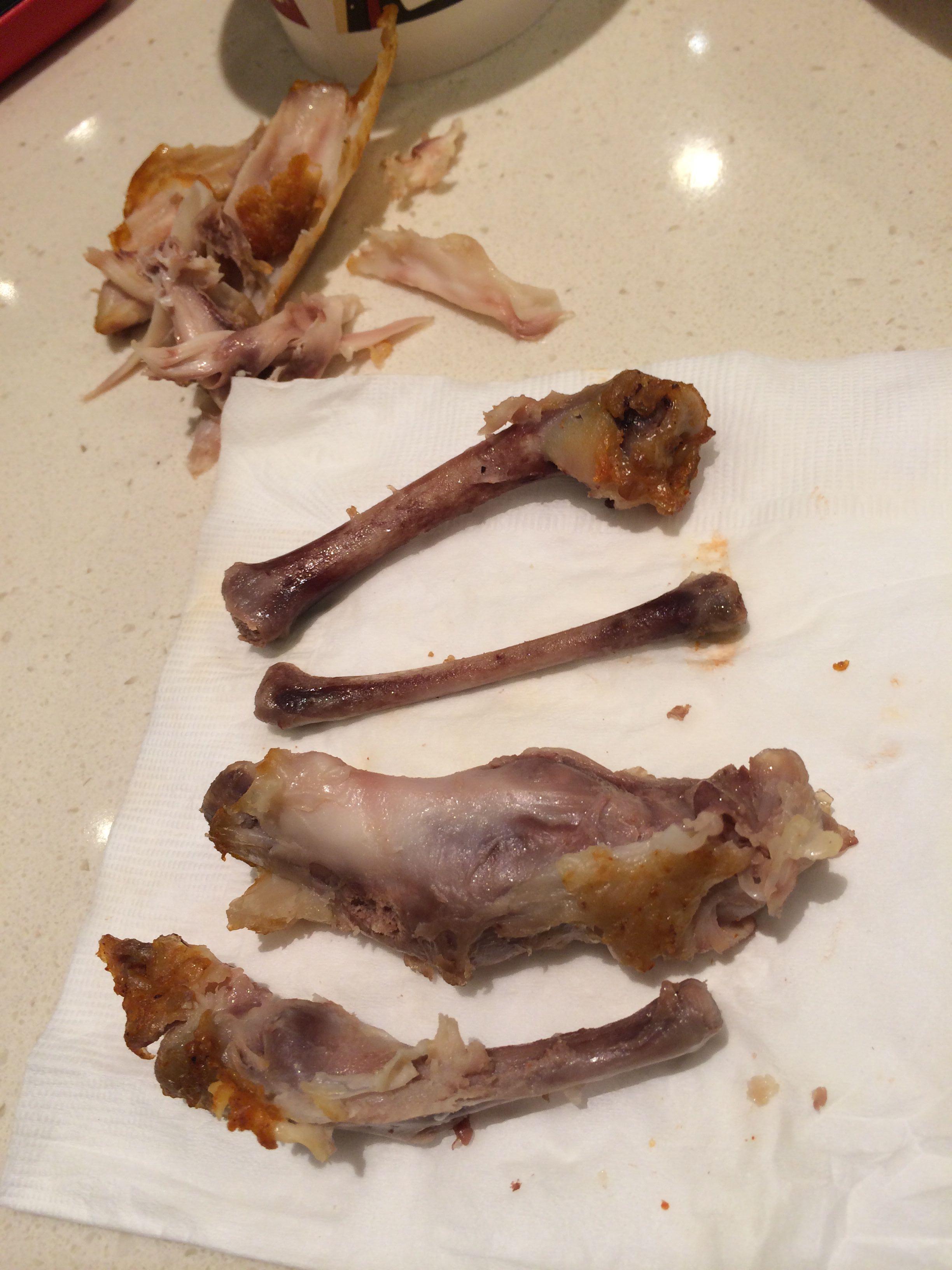 奥尔良烤翅,上面一对是正常的骨头;下面一对的粗的是问题骨头.