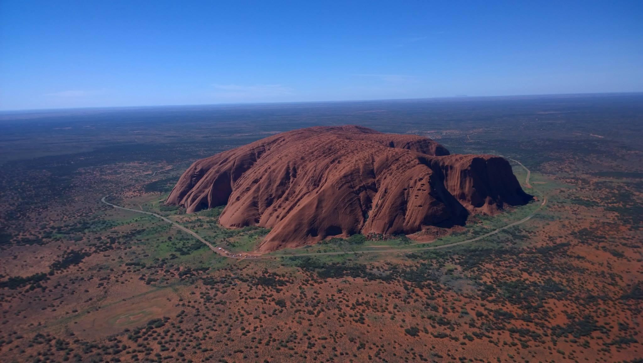 中午乘坐直升机俯视ayers rock,在这之前围着石头走了一圈,有11km