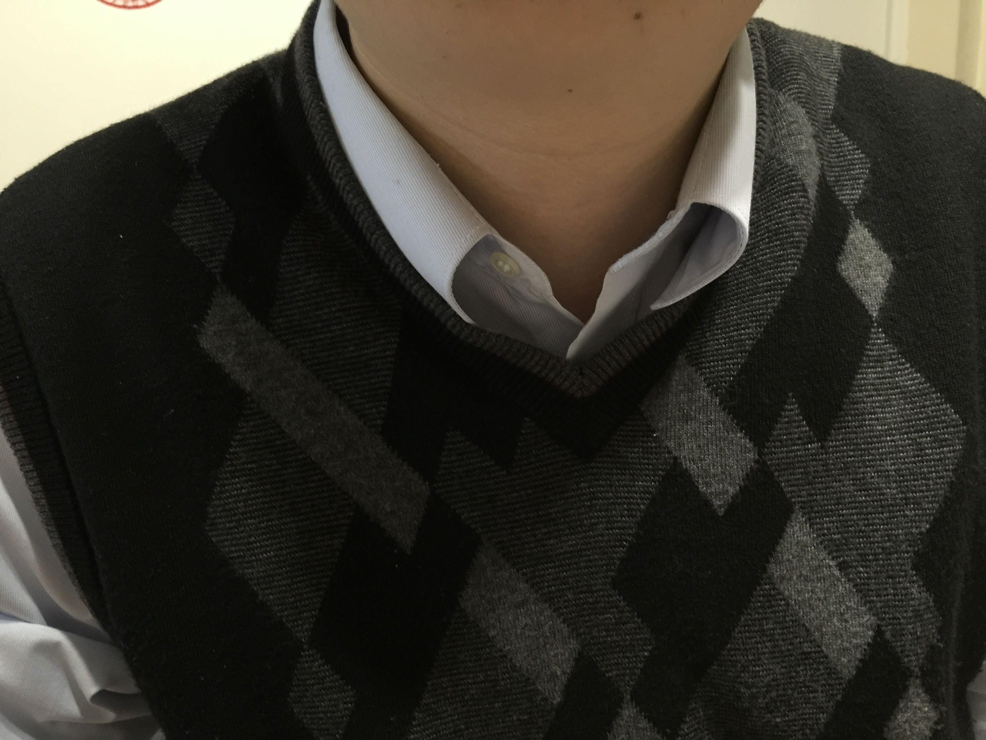 <em>男士</em>衬衫领子和<em>鸡心领毛衣</em>的位置? - 服饰<em>搭配</em>