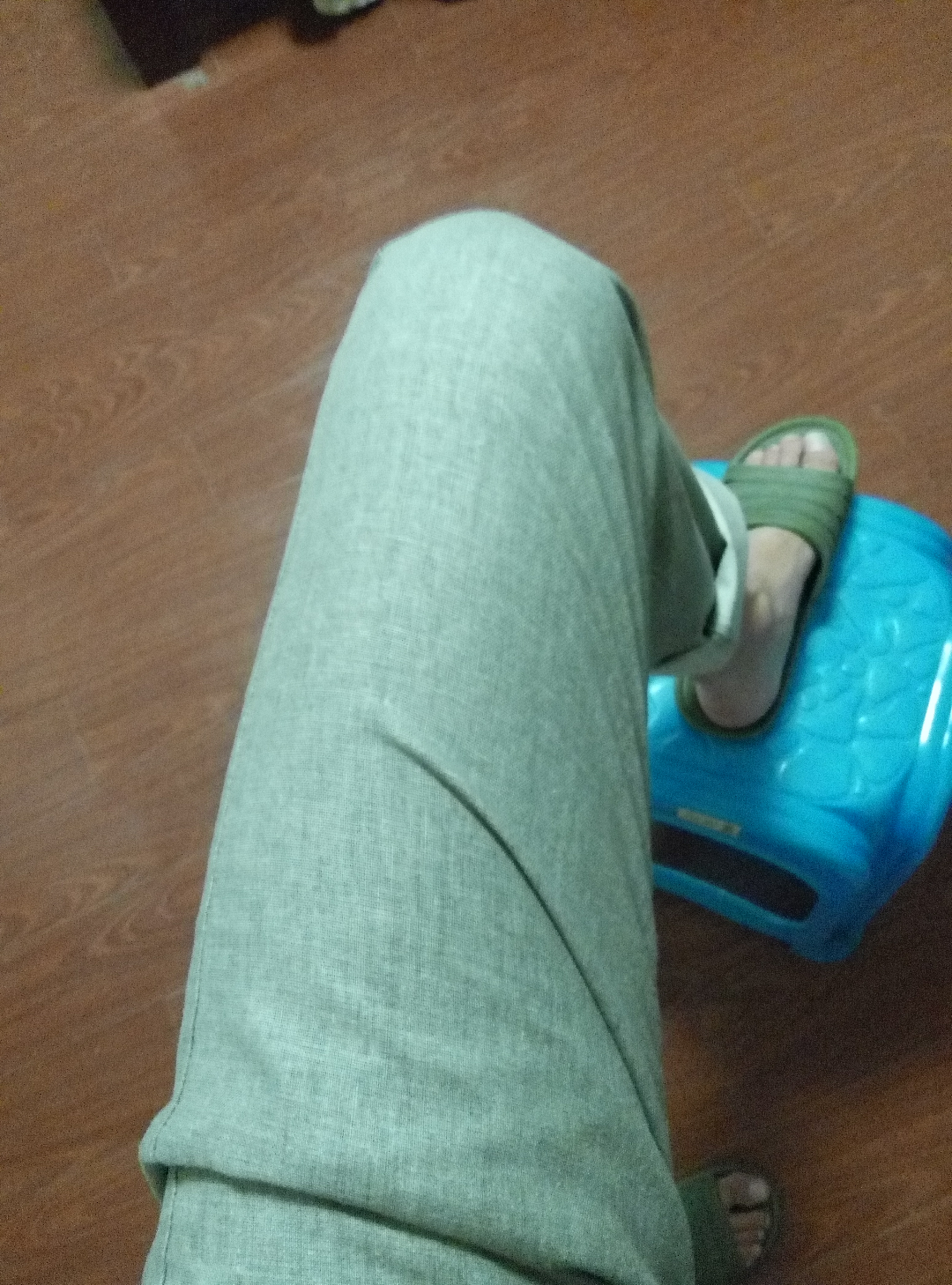 浅送绿的裤子,亚麻材质的该配啥颜色的衣服,急