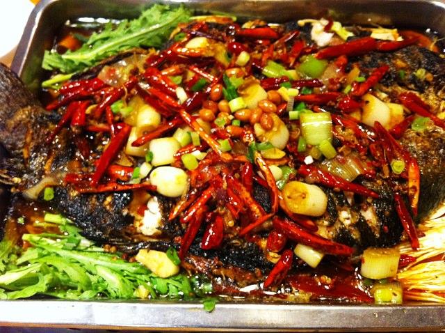 3,万州烤鱼 烤鱼店重庆黑多,沙坪坝就是七中旁边那家最出名,顺到七中