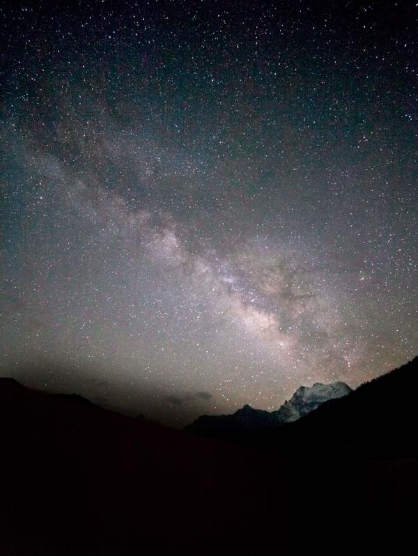 最美银河,去年四月份的稻城亚丁,时间飞快,还没有到夏季星空,银河升起