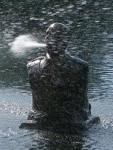 水池中斯大林等人互相喷水的雕像,建在哪里?有