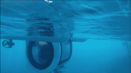 潜水仓内还有显示屏,再配合半潜艇前方的摄像头就能在水下一览海面上