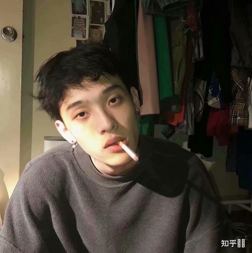 有抽烟的男生图片吗生活中的或者是明星都可以