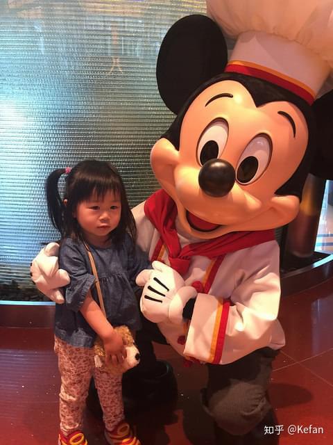 迪士尼乐园或其他游乐园里经常有小孩子对着各种吉祥物人偶啼哭不已