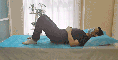 平躺,两腿屈膝,尽量贴近胸部,两手抱小腿逐渐发力,感觉腰背肌肉有紧张