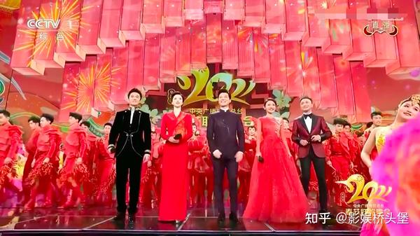春晚女明星比美!关晓彤本命年梳牛角辫,热巴一身红裙似洋娃娃