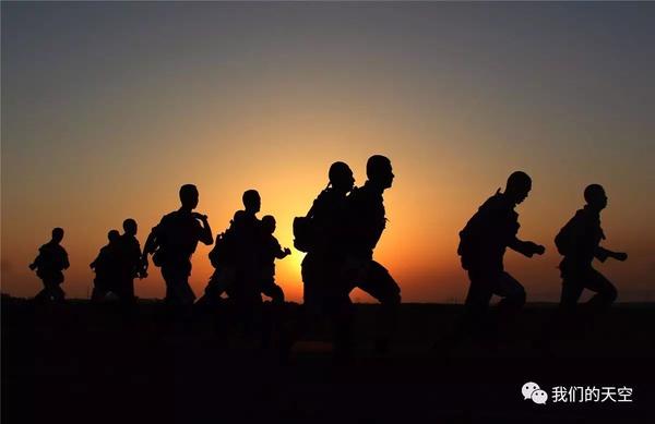 戈壁滩上空降兵剪影:英雄天兵,不止一面