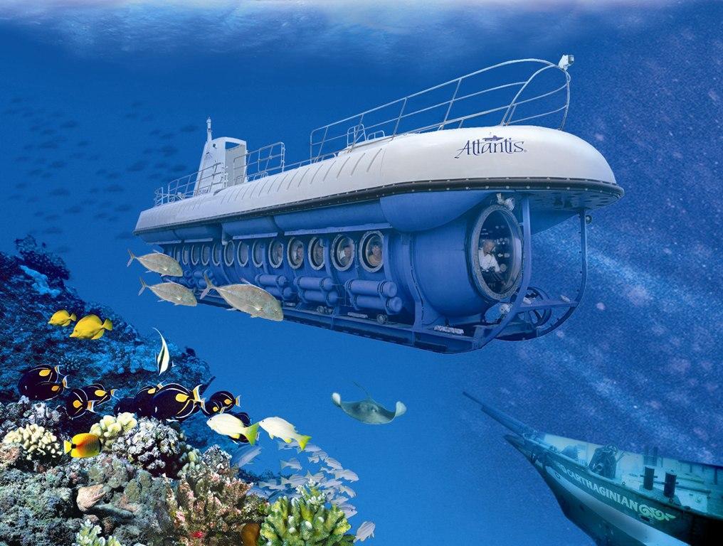 夜晚的潜水艇现实世界平淡无华想象世界缤纷绚烂
