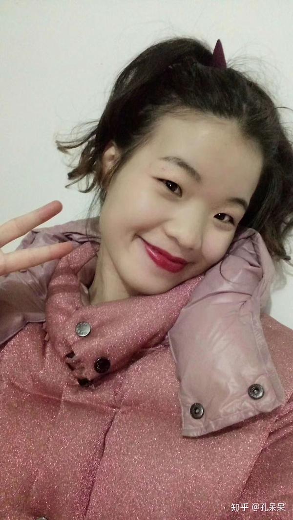 小脸小眼睛小嘴巴塌鼻子的女生算丑么