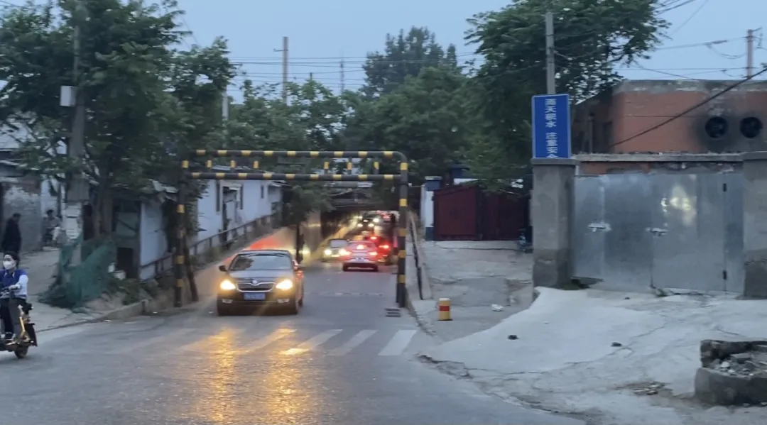 北京朝阳区广渠路两处铁路涵洞有灯不亮市民通行存在安全隐患